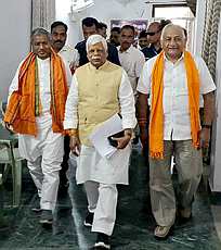 Palamu: BJP candidate V.D. Ram with union Cabinet Minister V.K. Singh and Jharkhand BJP President Babulal Marandi after filing his nomination papers for Lok Sabha elections, in Palamu district, Wednesday, April 24, 2024. (PTI Photo)(PTI04_24_2024_000049A)